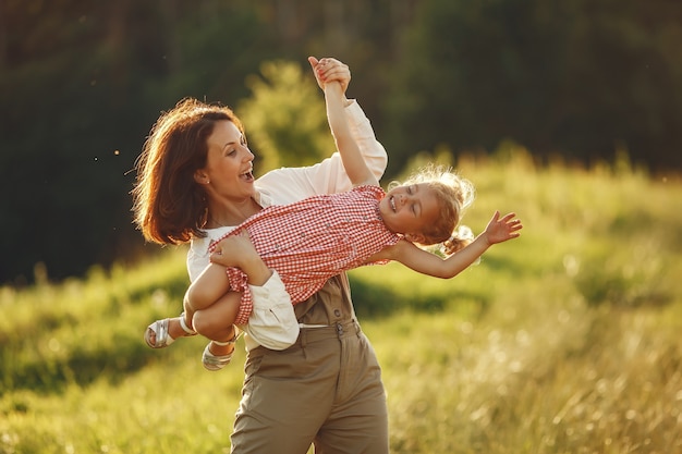 Familia en un campo de verano. Foto sensual. Pequeña niña bonita.