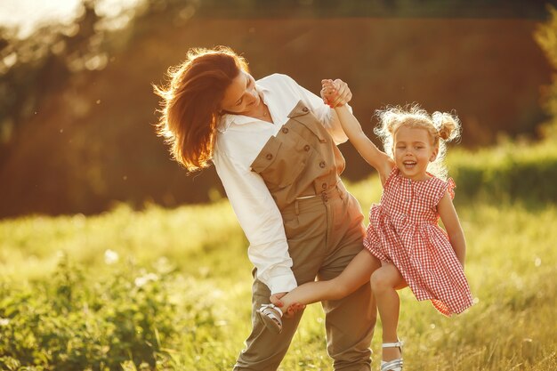 Familia en un campo de verano. Foto sensual. Pequeña niña bonita.