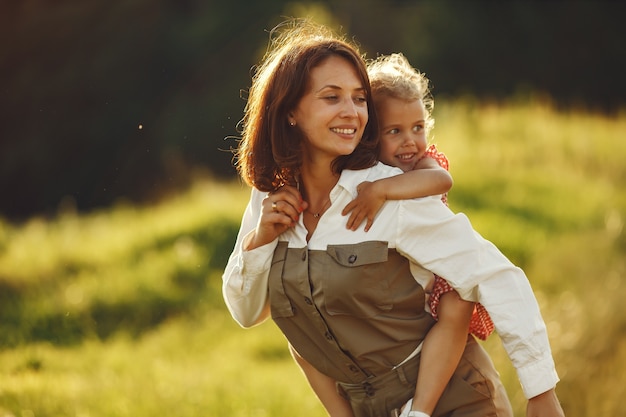 Familia en un campo de verano. Foto sensual. Pequeña niña bonita.