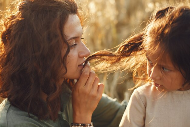 Familia en un campo de verano. Foto sensual. Pequeña niña bonita.