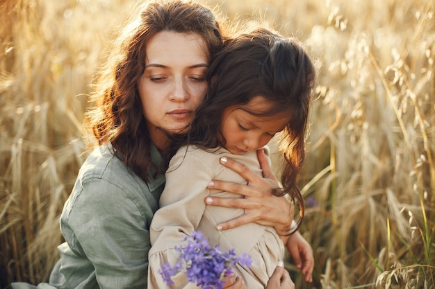 Familia en un campo de verano. Foto sensual. Pequeña niña bonita.