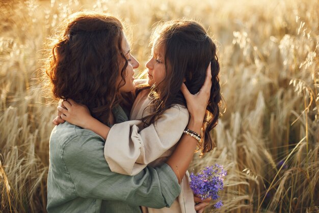 Familia en un campo de verano. Foto sensual. Pequeña niña bonita.