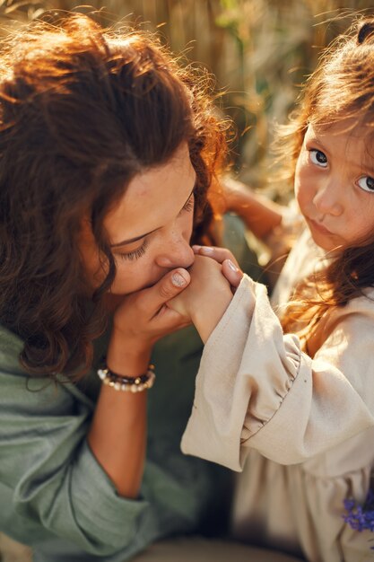 Familia en un campo de verano. Foto sensual. Pequeña niña bonita.