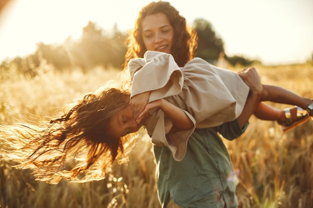 Familia en un campo de verano. Foto sensual. Pequeña niña bonita.