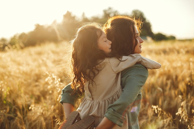 Familia en un campo de verano. Foto sensual. Pequeña niña bonita.