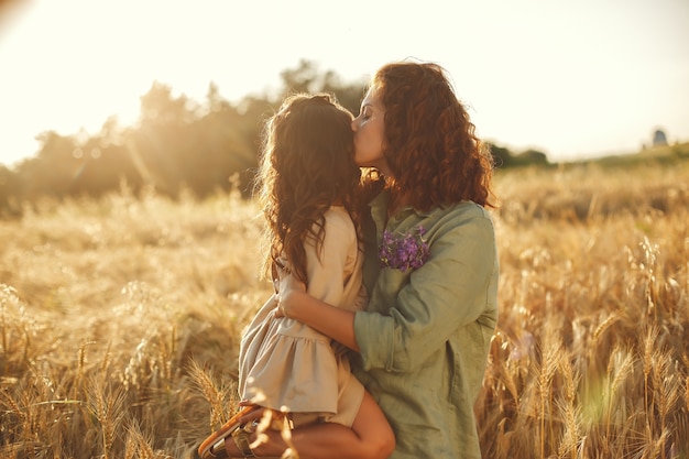 Familia en un campo de verano. Foto sensual. Pequeña niña bonita.