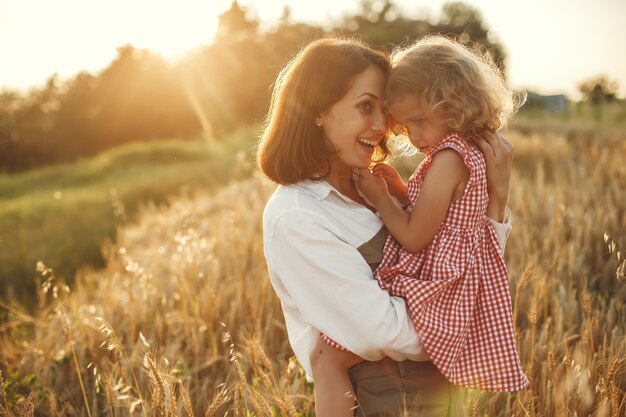 Familia en un campo de verano. Foto sensual. Pequeña niña bonita.