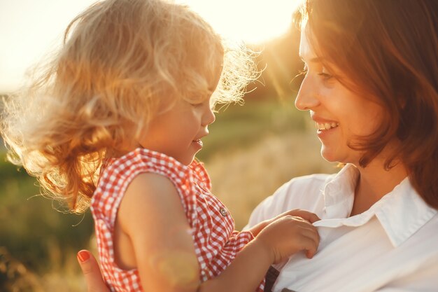 Familia en un campo de verano. Foto sensual. Pequeña niña bonita.