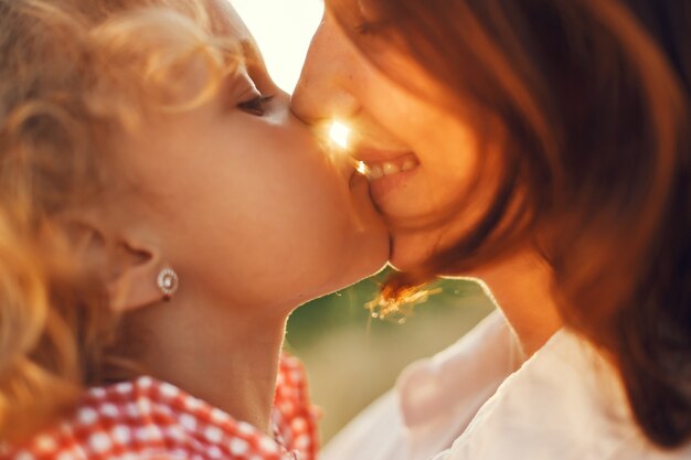 Familia en un campo de verano. Foto sensual. Pequeña niña bonita.