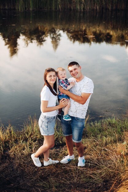 Familia cariñosa con hijo en el parque.