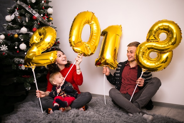 Familia en casa Año Nuevo