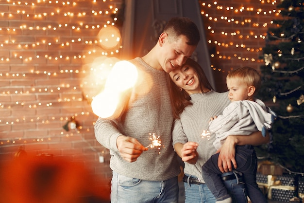 Familia en casa cerca del árbol de Navidad