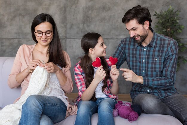 Familia en casa juntos