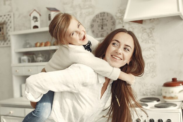 Familia en casa. Madre con hija en una habitación.