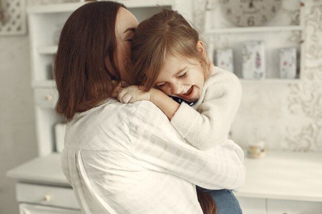 Familia en casa. Madre con hija en una habitación.