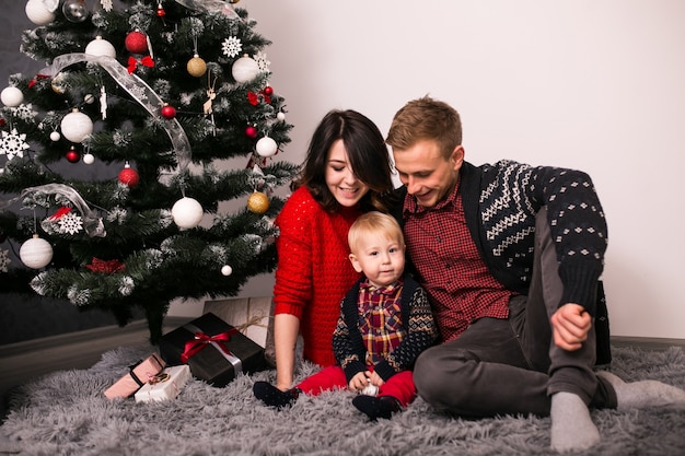 Familia en casa en Navidad