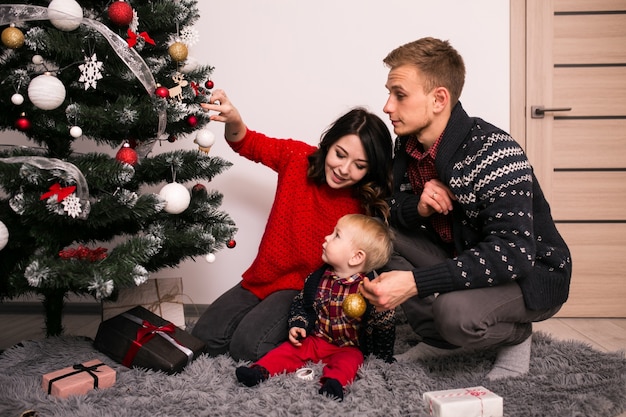 Familia en casa en Navidad