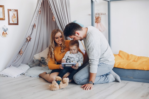 Familia en casa sentado en el suelo