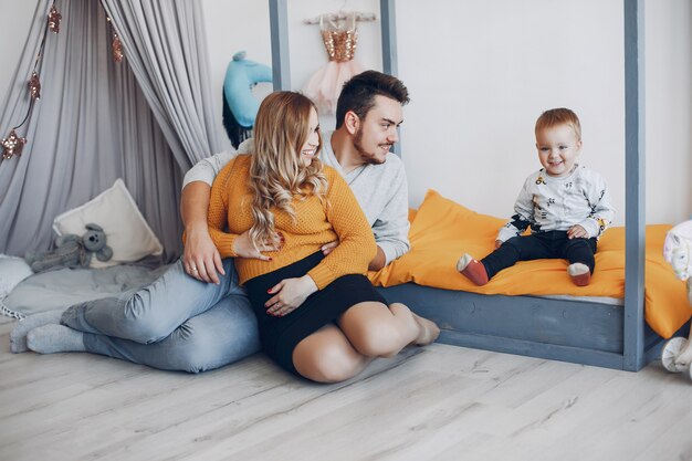 Familia en casa sentado en el suelo