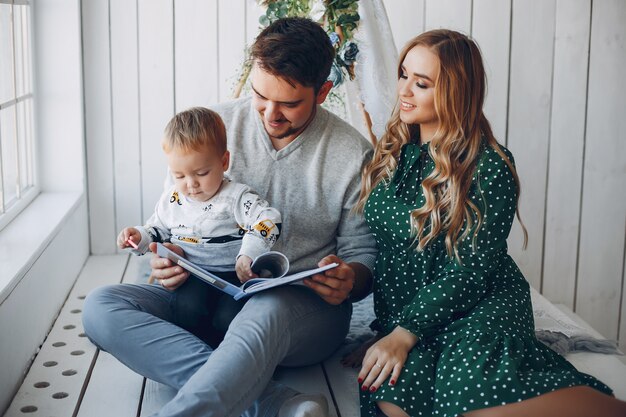 Familia en casa sentado en el suelo