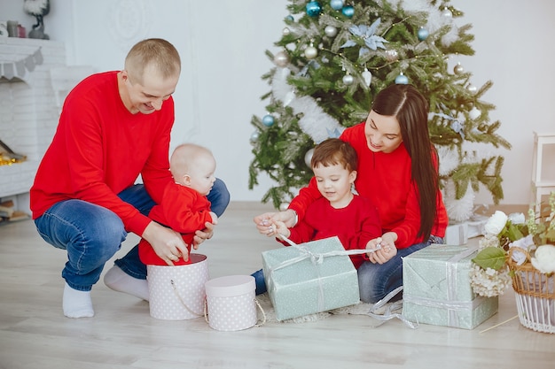 Foto gratuita familia en casa