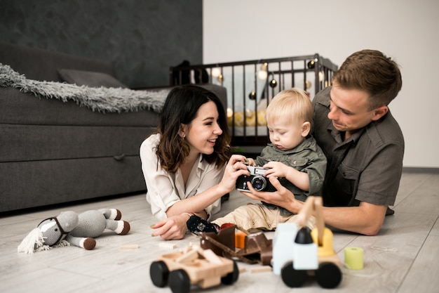 Foto gratuita familia en casa