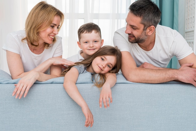 Familia en casa