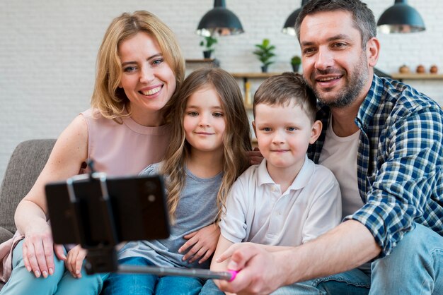 Familia en casa