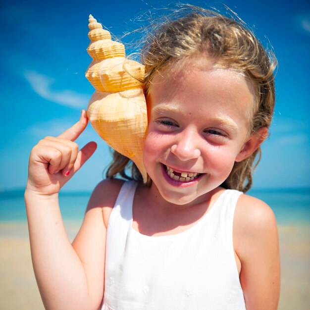 Una familia caucásica disfruta de las vacaciones de verano.