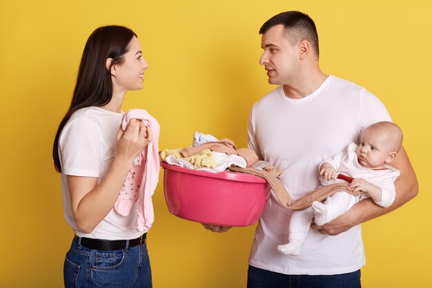 Familia caucásica hablando felizmente mientras trabajan juntos sobre casa