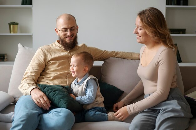 Familia celebrando al niño en sus primeros años de vida.