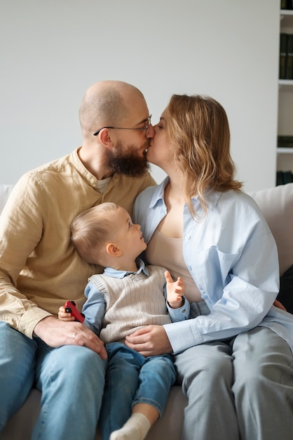 Familia celebrando al niño en sus primeros años de vida.