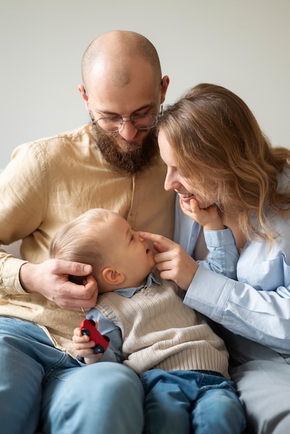 Familia celebrando al niño en sus primeros años de vida.