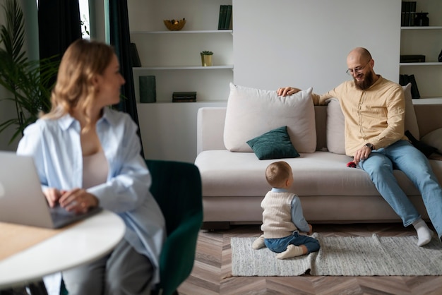 Familia celebrando al niño en sus primeros años de vida.