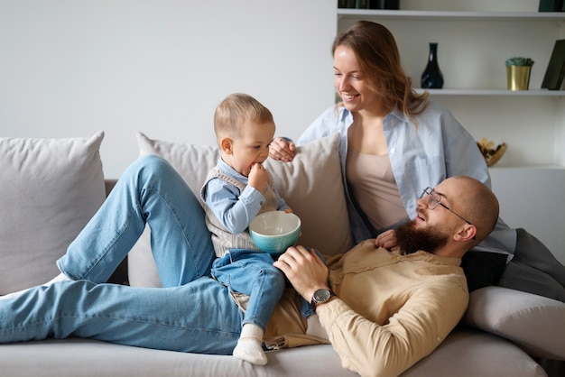 Familia celebrando al niño en sus primeros años de vida.