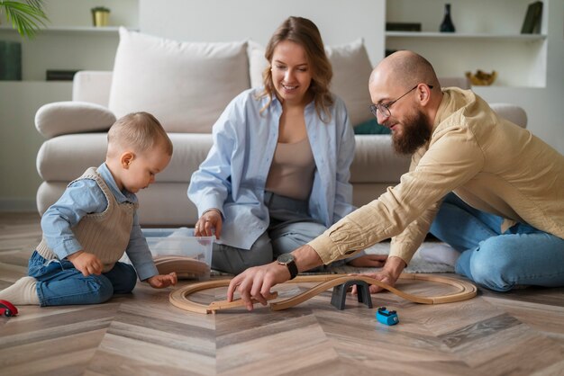 Familia celebrando al niño en sus primeros años de vida.