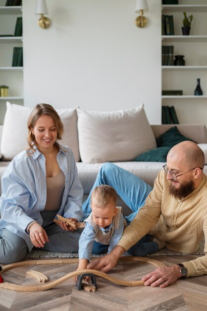 Familia celebrando al niño en sus primeros años de vida.