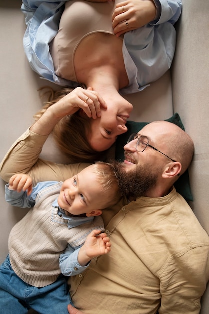 Foto gratuita familia celebrando al niño en sus primeros años de vida.