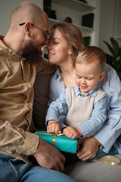 Familia celebrando al niño en sus primeros años de vida.