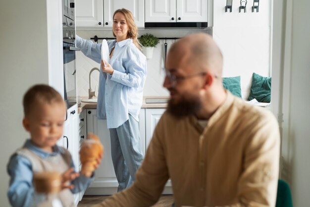 Familia celebrando al niño en sus primeros años de vida.