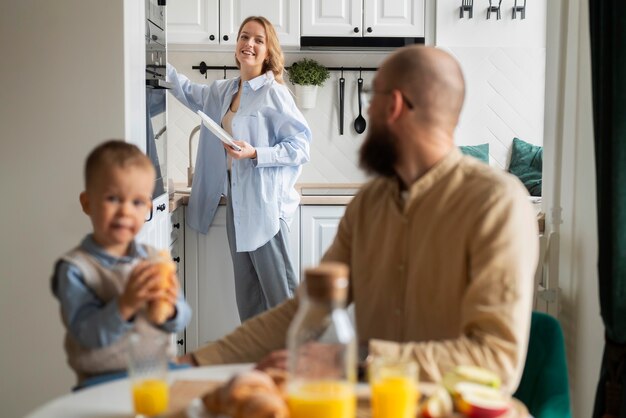 Familia celebrando al niño en sus primeros años de vida.