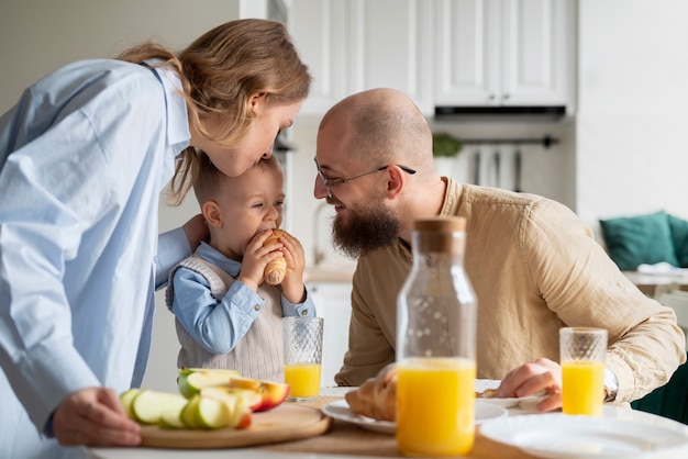 Familia celebrando al niño en sus primeros años de vida.