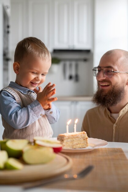 Familia celebrando al niño en sus primeros años de vida.