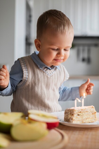 Familia celebrando al niño en sus primeros años de vida.