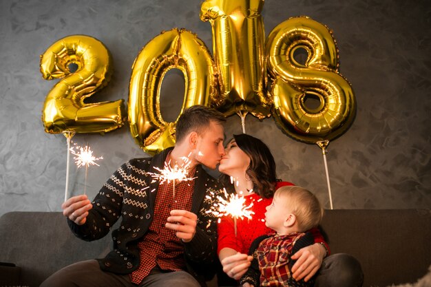 Familia celebrando el año nuevo