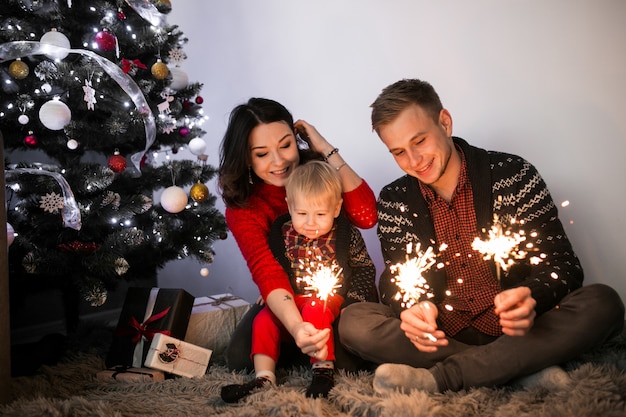 Familia celebrando el año nuevo