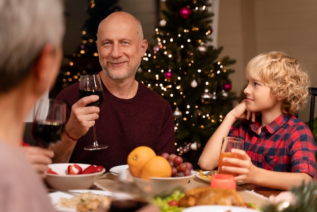 Familia celebrando en una cena navideña festiva