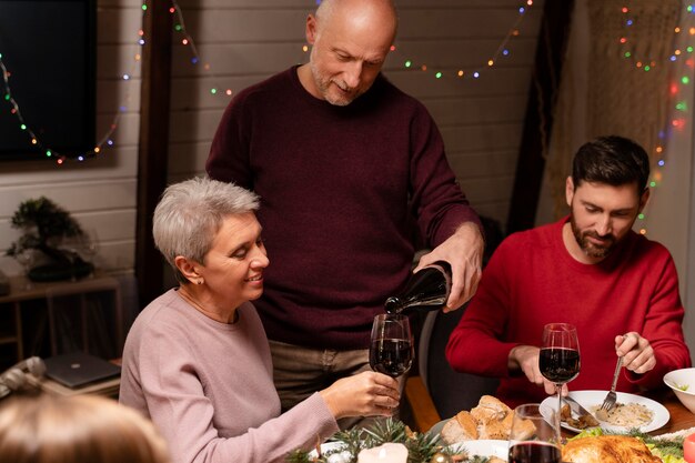 Familia celebrando en una cena navideña festiva