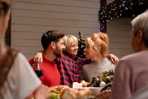 Foto gratuita familia celebrando en una cena navideña festiva