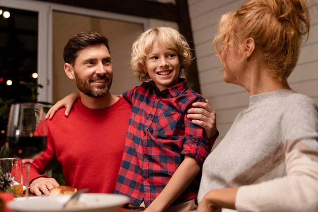 Familia celebrando en una cena navideña festiva